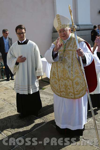 2014.06.15_09.21.33.jpg - Nuntius Erzbischof Stephan Zurbriggen segnet beim Einzug die Anwesenden.