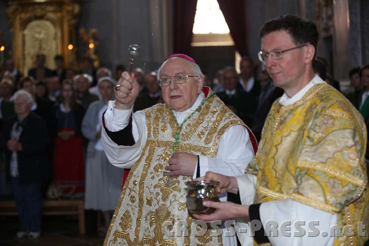 2014.06.15_09.41.07.jpg - P. Dominik begleitet Nuntius Zurbriggen bei seinem Gang durch die Reihen der Gläubigen.