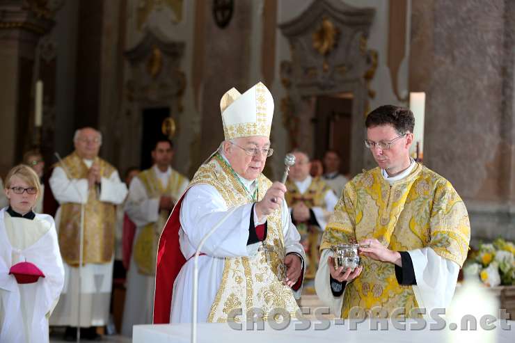 2014.06.15_10.31.42.jpg - Der Nuntius besprengt den neuen Altar mit Weihwasser.