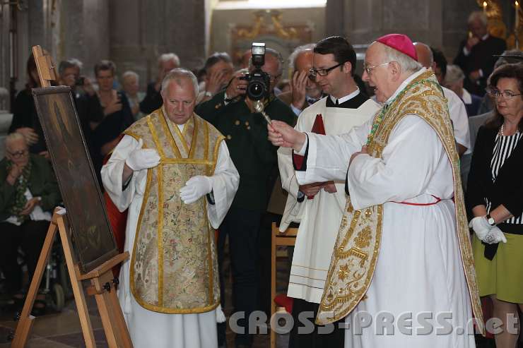 2014.06.15_11.36.38_01.jpg - Erzbischof Zurbriggen segnet das Gnadenbild.