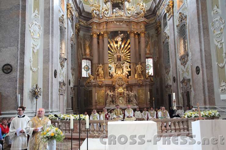 2014.06.15_11.51.32.jpg - P.Andreas Düchler und Abt Petrus Pilsinger neben dem frischgeweihten Altar und dem Ambo.