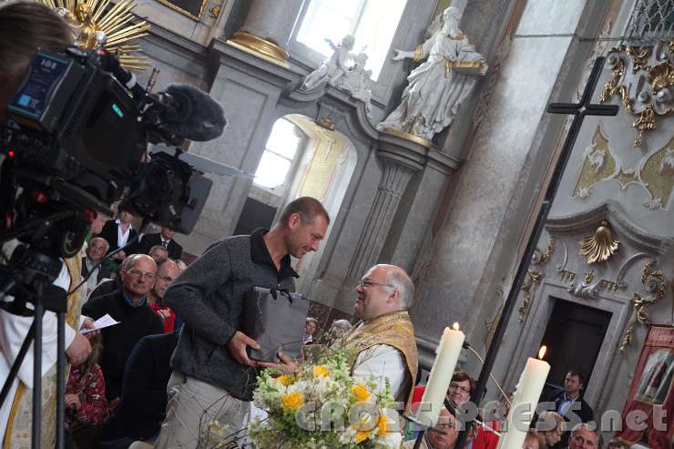 2014.06.15_11.54.44.jpg - Der Südtiroler Steinmetz Hans Trojer führte die Marmorarbeiten aus. Hier wird er von Abt Petrus Pilsinger geehrt.