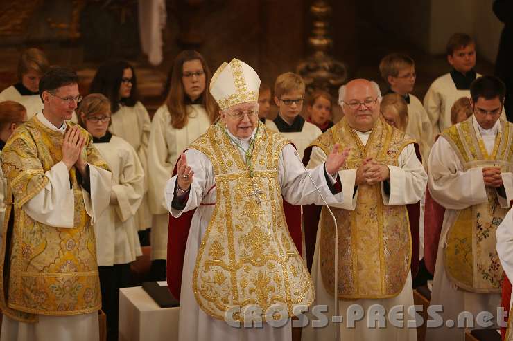2014.06.15_12.05.56_01.jpg - Nuntius Zurbriggen übermittelt Grüße von Diözesanbischof Klaus Küng sowie Papst Franziskus.