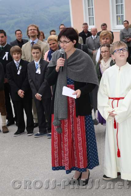 2015.05.02_17.10.30.JPG - Erika Besendorfer vom Pfarrvorstand begrüßt den Bischof.