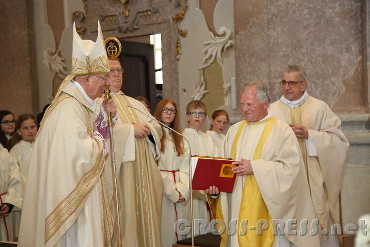2015.05.02_17.43.16.JPG - Pfarrer P.Franz Hörmann bestätigt dem Bischof, dass die Firmlinge gut vorbereitet sind.