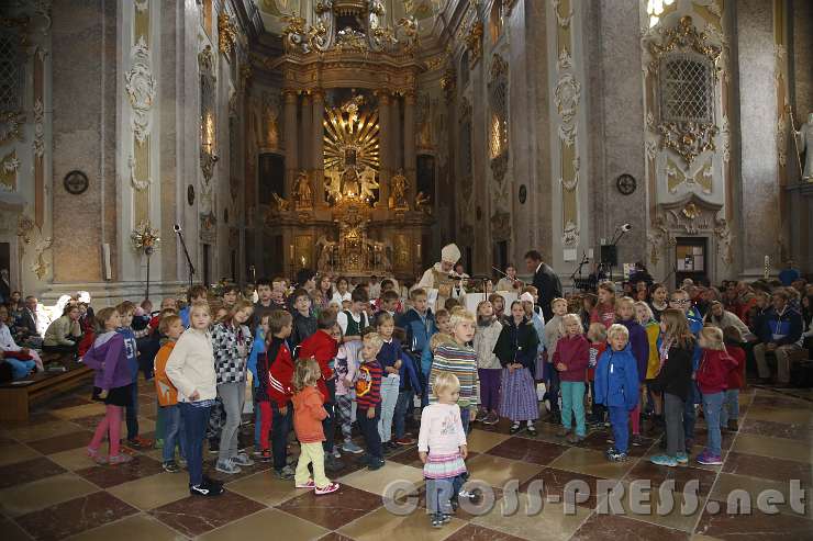 2015.09.06_15.11.20.JPG - Bischof Hanke lud Kinder zum Altar zu kommen.