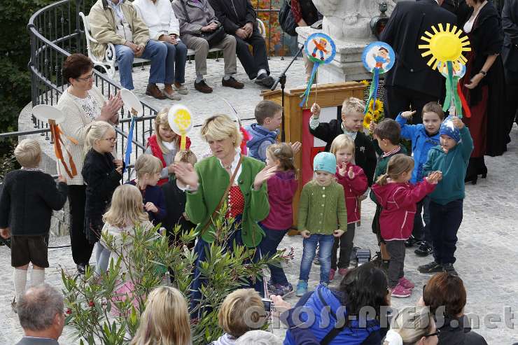 2015.10.04_10.50.34.JPG - Kindergartenkinder singen ein Lied beim Fest am Kirchplatz.