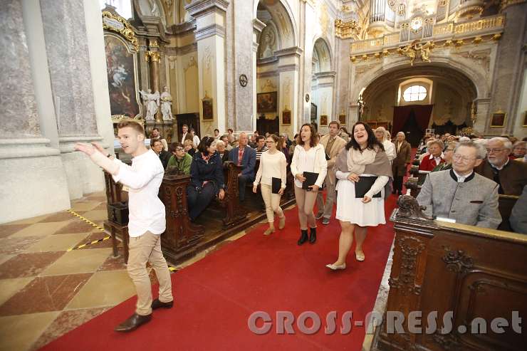 2016.06.10_20.08.58.JPG - Der Chor zieht singend in die Kirche ein angeführt von Florian Helpertorfer.