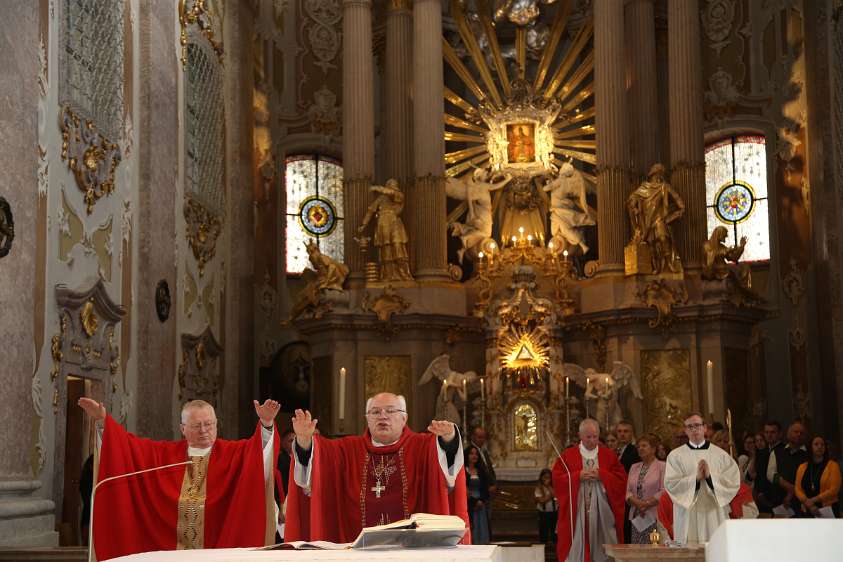 Firmung 2022 Sonntagberg (10h30) Abt Petrus Pilsinger und Dechant Herbert Döller rufen den Heiligen Geist über die Firmlinge herab.