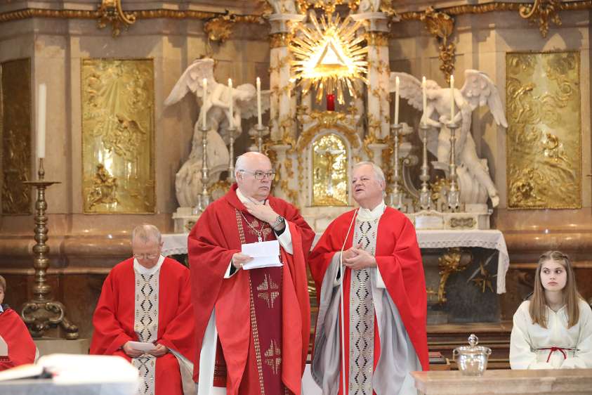 Firmung am Sonntagberg (08h) Pfarrer P.Franz Hörmann bestätigt Abt Petrus, dass die Firmlinge gut vorbereitet sind.