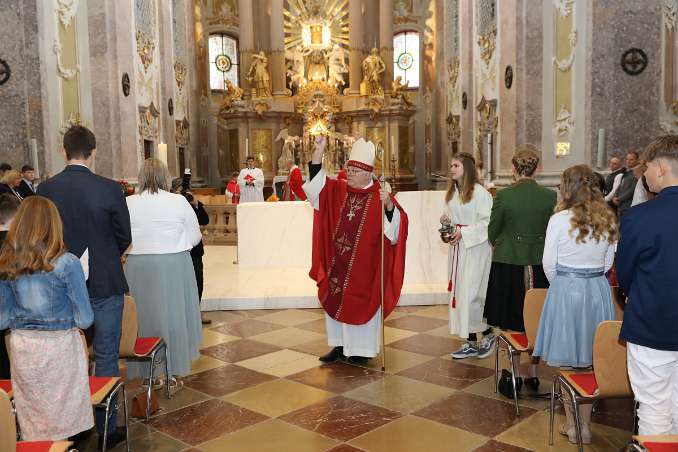 Firmung am Sonntagberg 08h Abt Petrus Pilsinger besprengt Firmlinge und Gottesdienstbesucher mit Weihwasser.