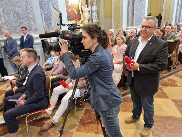 Firmung am Sonntagberg 10h30 Kamerafrau Julia Berger und NÖ-Heute Redakteur Werner Fetz.