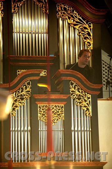 2008.07.27_10.23.26.JPG - Chorleiter Christian Schmidbauer in der strahlenden Orgel. :)