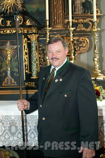 2008.07.27_11.10.09.JPG - Mesner Karl Nubaumer mit seiner "Dienstwaffe". ;) Er wurde fr seine 40-jhrige Ttigkeit mit dem Mesnerkreuz in Gold geehrt.