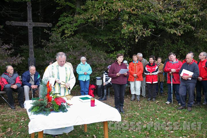 2009.10.26_11.15.50.jpg - Die hl.Messe wurde von den AV-Mitgliedern Marianne und Dipl.Ing. Peter Haberfehlner vorbereitet.