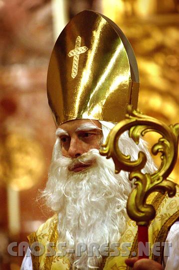 2007-12-06_18.39.55.JPG - Direktor Nikolaus, pardon, der heilige Nikolaus, bei der Nikolo-Messe in der Pfarrkirche St.Peter/Au.