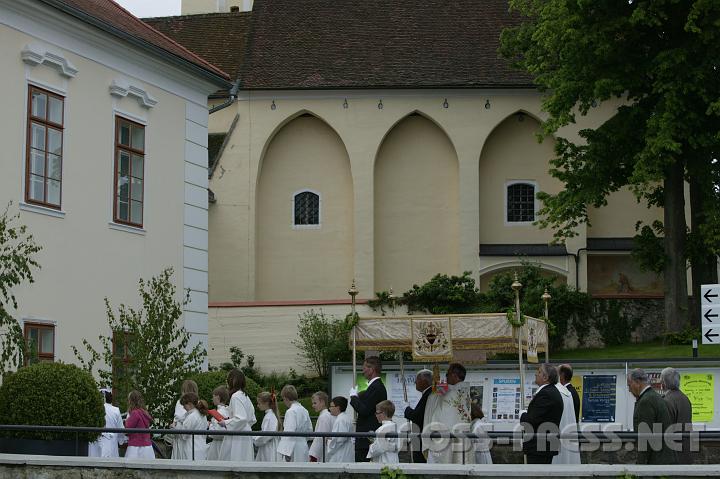 2008.05.22_09.50.36.JPG - Nach zweijhriger Pause endete die Prozession heuer wieder im Schlosshof.