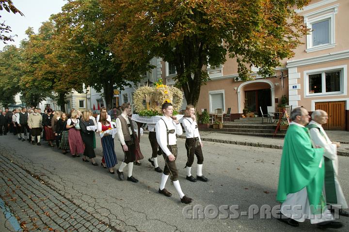 2008.09.28_08.58.38.JPG - ErnteDank-Krone, durch den herbstlichen Markt getragen von der Landjugend, angefhrt von beiden Pfarrern.