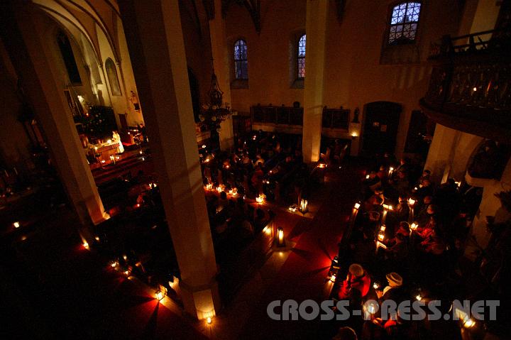 2008.12.20_07.12.07.JPG - Am Ende der Rorate-Messe bricht das Licht des Tages an.