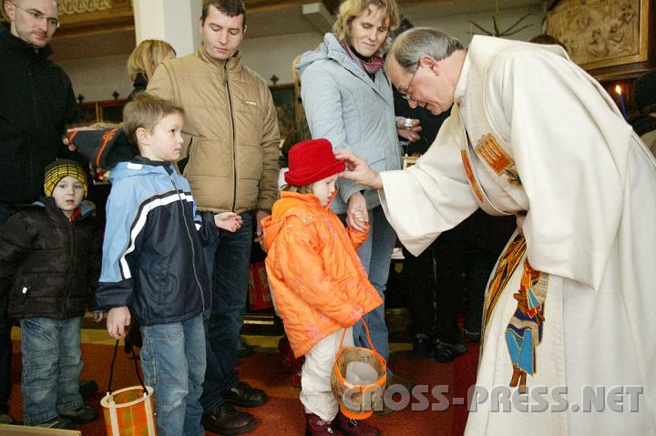 2008.12.24_10.25.21.JPG - Die Kinder bekamen von Pfarrer Anton Schuh den "Christkindsegen".   Er selbst ist berigens auch ein "Christkind", weil am Christtag geboren.