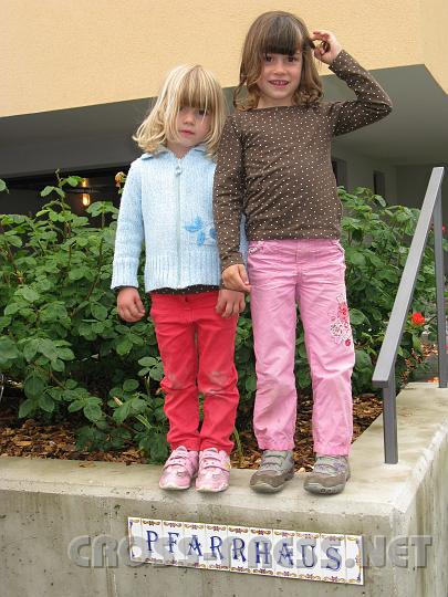 2009.06.28_12.08.21.jpg - Anna und Melanie "stehen auf's" Pfarrhaus