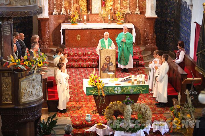2009.09.27_09.14.09.jpg - Zum Erntedank-Fest wird die Pfarrkirche mit herbstlichen Blumen herrlich geschmckt, die geernteten Frchte sowie Brot und Most werden als Gaben zum Altar gebracht.
