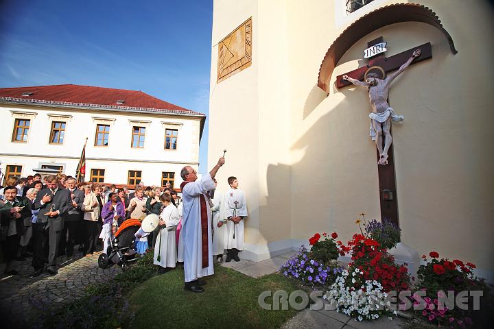 2009.09.27_10.08.09.jpg - Nach dem Erntedank-Fest segnete Pfarrer Anton Schuh vor der versammelten Pfarrgemeinde das restaurierte Missionskreuz.