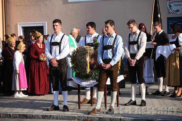 2009.09.27_08.53.52.jpg - Landburschen als Ehrengarde vor der Erntedank-Krone. Sie wurde von Landmdchen gemacht. :)