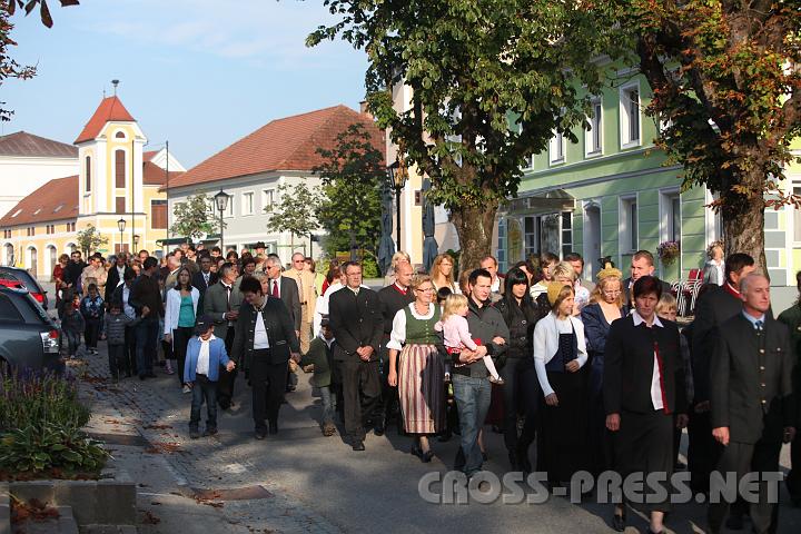 2009.09.27_08.58.04.jpg - Die St.Peterer Pfarrgemeinde beteiligt sich gerne an der Erntedank-Prozession.