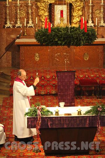 2009.11.28_18.14.23.jpg - Vor der Segnung der mitgebrachten Adventkrnze segnete Pfarrer Anton Schuh den groen Kirchen-Adventkranz.
