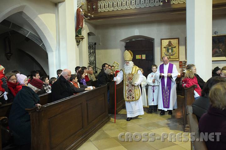 2009.12.06_10.15.54.jpg - Pfarrer Anton Schuh begleitet den Nikolaus in die Kirche.