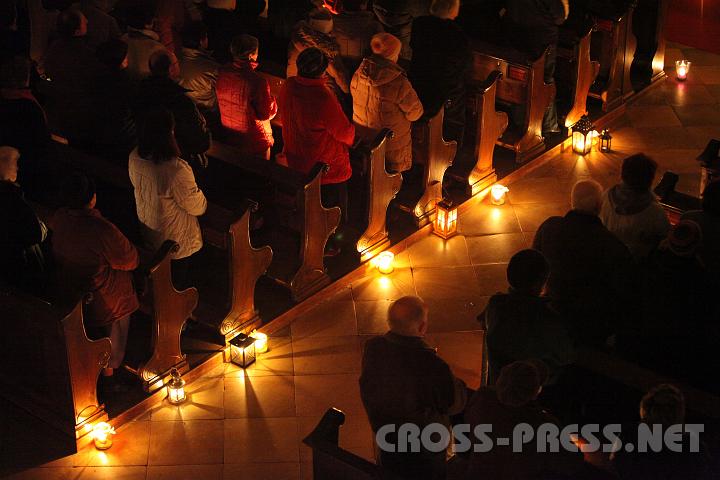 2009.12.19_06.41.58.jpg - Sehr besinnlich ist die Kirche erleuchtet nur von Kerzen und mitgebrachten Laternen.