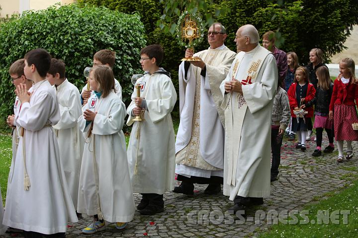 2010.06.03_09.25.59.jpg - Es gab nur eine "kleine Prozession" rund um die Kirche mit Ministranten, Erstkommunion- und einigen Volksschulkindern.