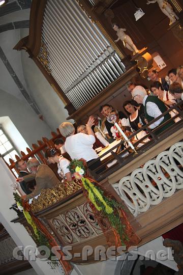 2011.09.11_08.50.45.jpg - Alles steht und fällt mit guter Musik...Kirchenchor und neue Orgel 'in action'.