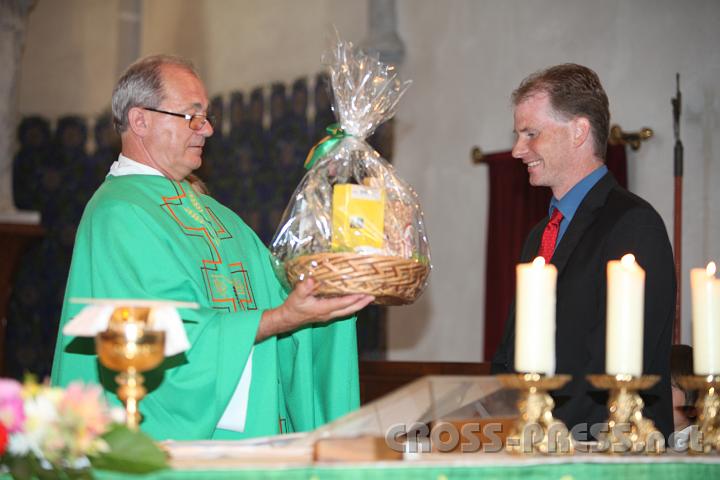 2011.09.11_10.21.49.jpg - Pfarrer Anton Schuh überreicht dem Organisten Mag. Reinhold Meyer eine kleine Anerkennung in Form eines Geschenkkorbes.