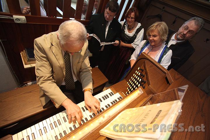 2011.09.11_10.48.44.jpg - Reinhold Breslmayr führt die neue Orgel den zahlreichen interessierten Besuchern vor.
