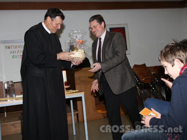 2012.02.01_21.07.33.jpg - HS Dir. und PGR Erich Greiner bedankte sich bei Abt Berthold mit einem Geschenkkorb für sein Kommen.