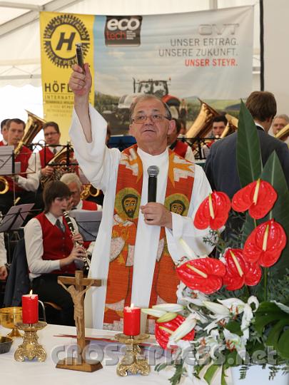 2012.05.06_10.05.35.jpg - Pfarrer Anton Schuh segnet die Fa. Höfler.