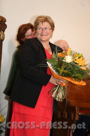 2013.06.30_10.22.01.jpg - Religionslehrerin Anna Laaber wurde für 15 Dienstjahre in der VS gedankt.