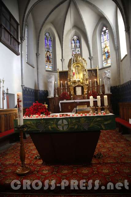 2015.11.01_10.10.02.JPG - In der Kirche wurde für jeden in diesem Jahr verstorbenen Pfarrangehörigen eine Kerze am Altar entzündet.