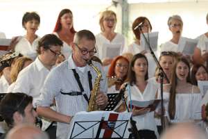 Eröffnung und Segnung der Rotkreuz Bezirksstelle St.Peter/Au Sänger und Musiker von 7 Chören gestalteten die Feldmesse.