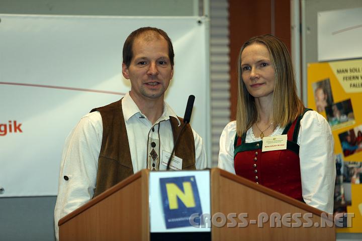 2009.11.29_15.19.09.jpg - Alexander und Petra Scholze-Simmel ist es ein Anliegen, ihre beiden Kinder zu starken Persnlichkeiten zu erziehen und whlten deshalb das Thema: "Nestwrme verleiht Flgel".