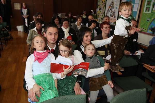 Sendungsfeier der V. Salzburger Familienakademie Viele Befreundete der Absolventen kamen mit ihren Familien zur Sendungsfeier.