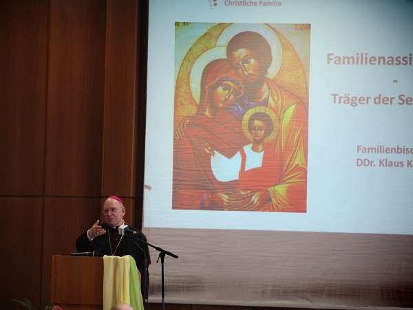 Sendungsfeier der V. Salzburger Familienakademie Familienbischof DDr. Klaus K�ng bei der Er�ffnung des Festaktes.