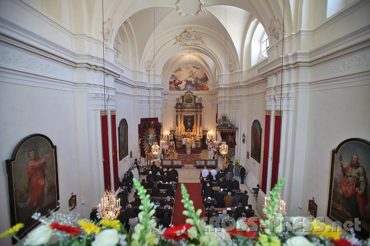 2012.04.09_10.41.50.jpg - Auch der Chor wurde mit Blumen festlich geschmückt.