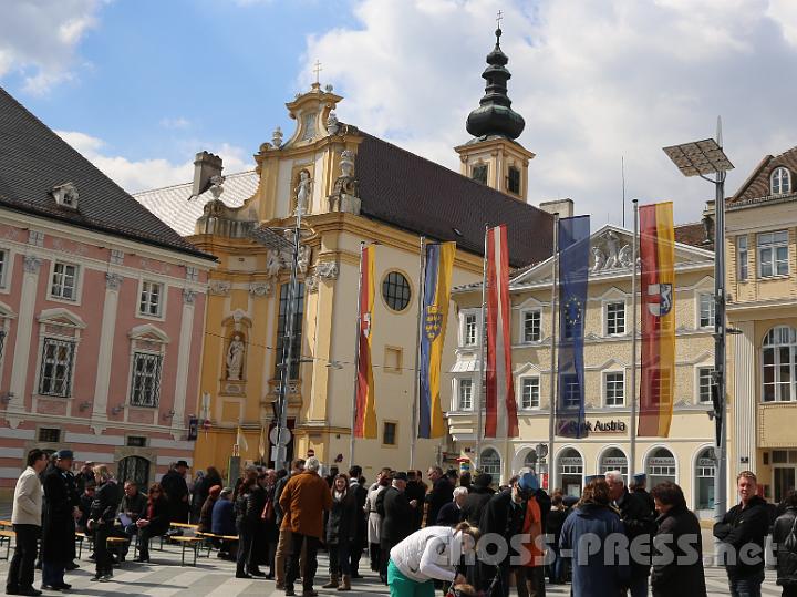 2012.04.09_11.56.32.jpg - Die festliche Agape am St.Pöltner Hauptplatz vor der Jubiläumskirche.