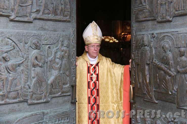 2016.11.20_10.30.17.jpg - Bischof Küng schließt die Barhmherzigkeitspforte.