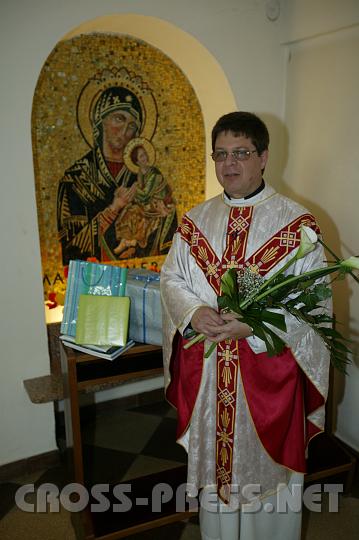 2008.04.27_09.44.02.JPG - Pfarrer Auer mit Abschiedsgeschenken vor "Maria Hilf" Bild in der Pfarrkirche.