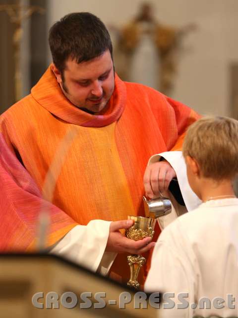 2013.09.29_10.16.03_01.jpg - Diakon Manuel Sattelberger bereitet die Eucharistie vor.