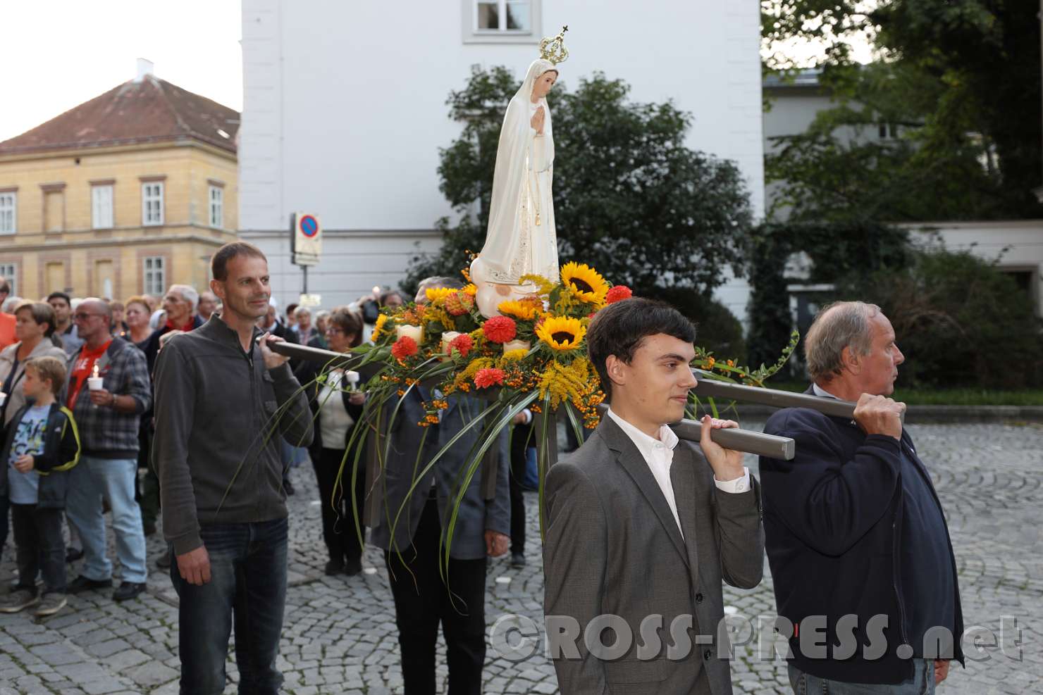 2017.09.08_19.11.44.jpg - Franz, Josef, Anton und Karl tragen die Statue der Fatima-Muttergottes.